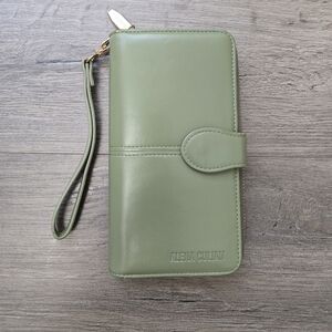 Alena Culian Wristlet Wallet Green Leather Chic Travel Vacation Resort